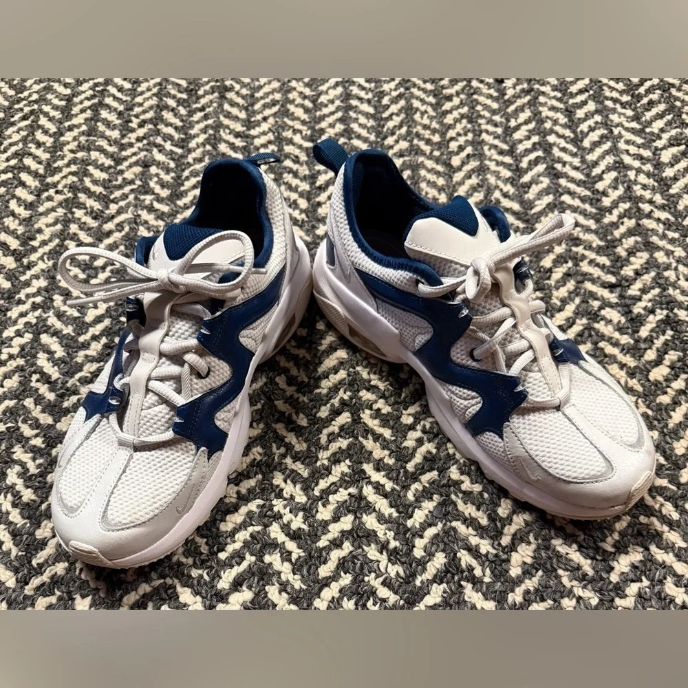 NIKE Air Max Graviton Sneaker in White and Valerian Blue Size 8
